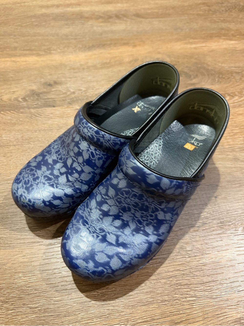 Dansko XP 2.0 Vegan Coated Canvas Blue Floral Print Clog US 7.5-8 Slip Resistant